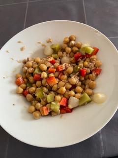 Una foto de Ensalada de garbanzos