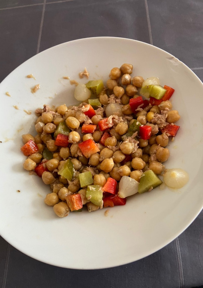 Una foto de Ensalada de garbanzos