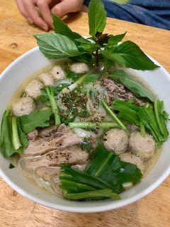 Hình của món Phở tái nạm bò viên.