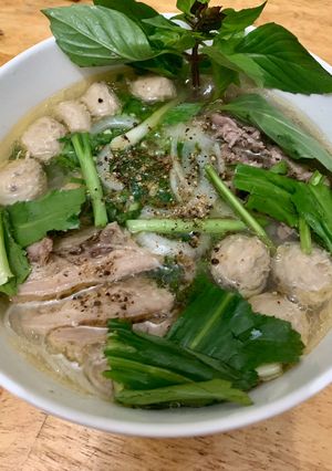 Hình của món Phở tái nạm bò viên.