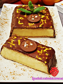Una foto de Pastel de crema de vainilla y chocolate