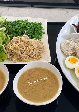 A picture of Rice Noodles with Fish Curry Sauce.