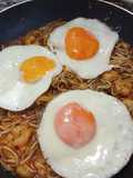 Gulas con gambas al ajillo, almejas, tomate frito y huevo