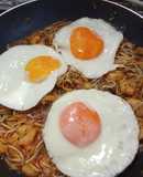 Gulas con gambas al ajillo, almejas, tomate frito y huevo