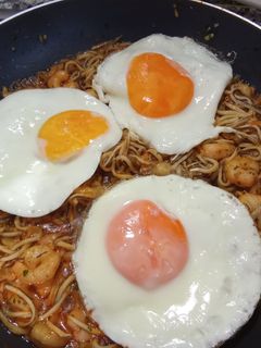 Una foto de Gulas con gambas al ajillo, almejas, tomate frito y huevo