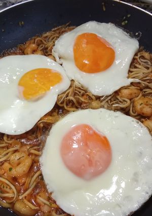 Una foto de Gulas con gambas al ajillo, almejas, tomate frito y huevo
