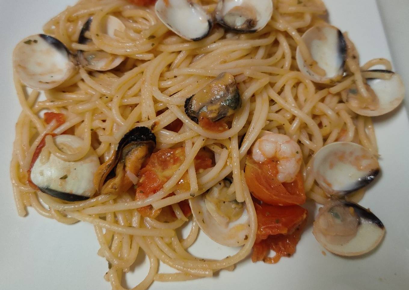 Espaguetis con tomate cherry y marisco