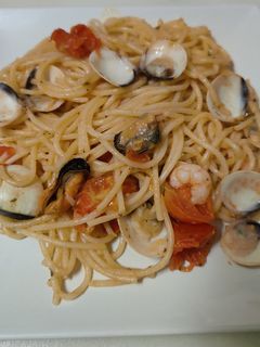 Una foto de Espaguetis con tomate cherry y marisco