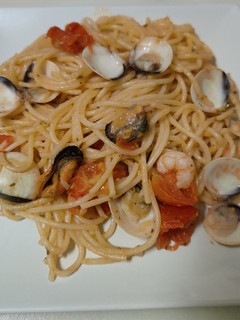 Una foto de Espaguetis con tomate cherry y marisco
