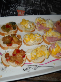 Una foto de Tapas con pan de ayer (y lo que había)