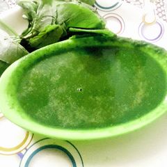 A picture of Khatti palak, coriander, ginger ki chutney.