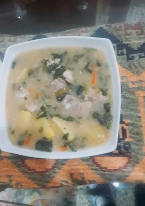 Una foto de Sopa de trigo con costilla de cerdo y espinacas