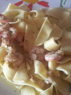 Una foto de Tallarines con gambas al ajillo