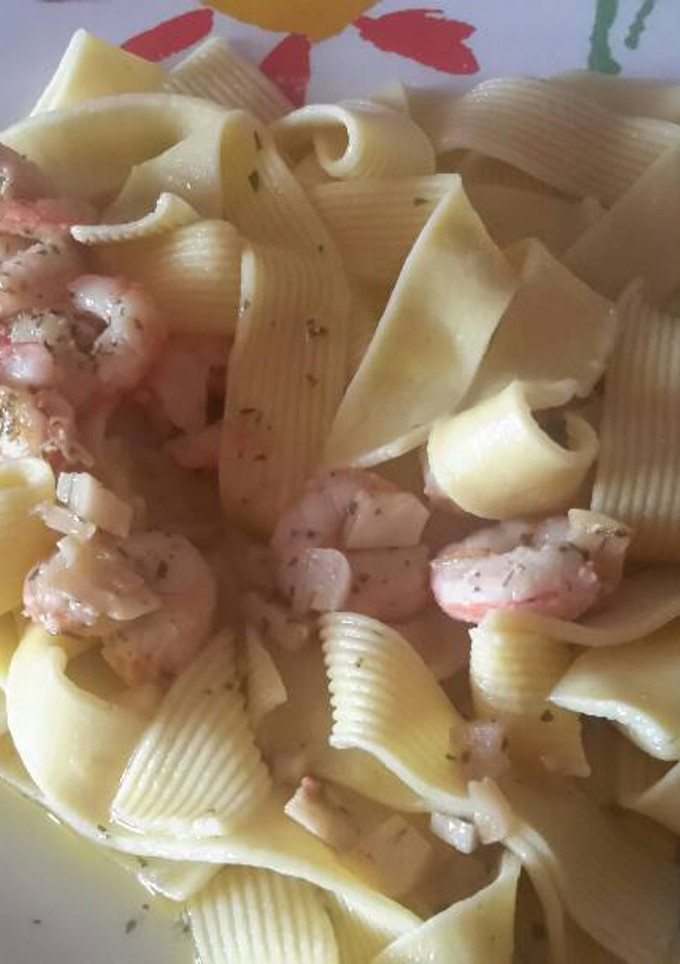 Una foto de Tallarines con gambas al ajillo