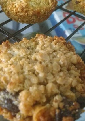 A picture of Oat meal and chocolate pies.