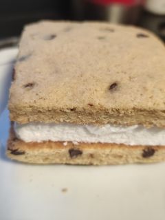 Una foto de Sándwich de galletas cookies y helados de nata