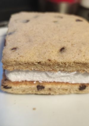 Una foto de Sándwich de galletas cookies y helados de nata