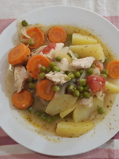 Una foto de Estofado de pollo con vino blanco