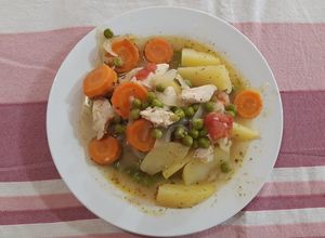 Una foto de Estofado de pollo con vino blanco