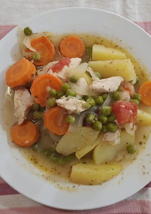 Una foto de Estofado de pollo con vino blanco