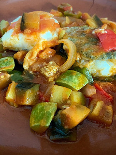 Una foto de Bacalao con pisto grueso