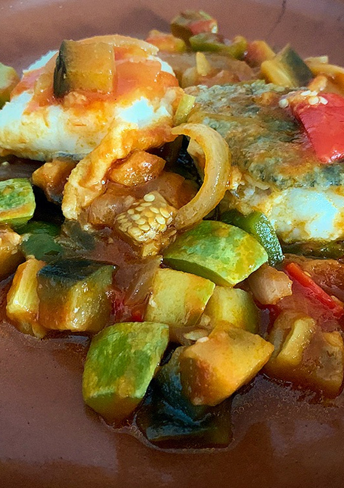 Una foto de Bacalao con pisto grueso
