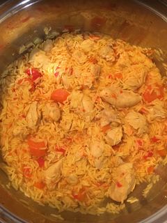 Una foto de Arroz con pollo y sopa de regalo
