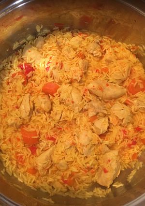 Una foto de Arroz con pollo y sopa de regalo