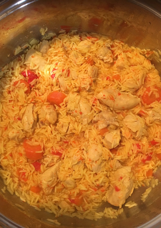 Una foto de Arroz con pollo y sopa de regalo
