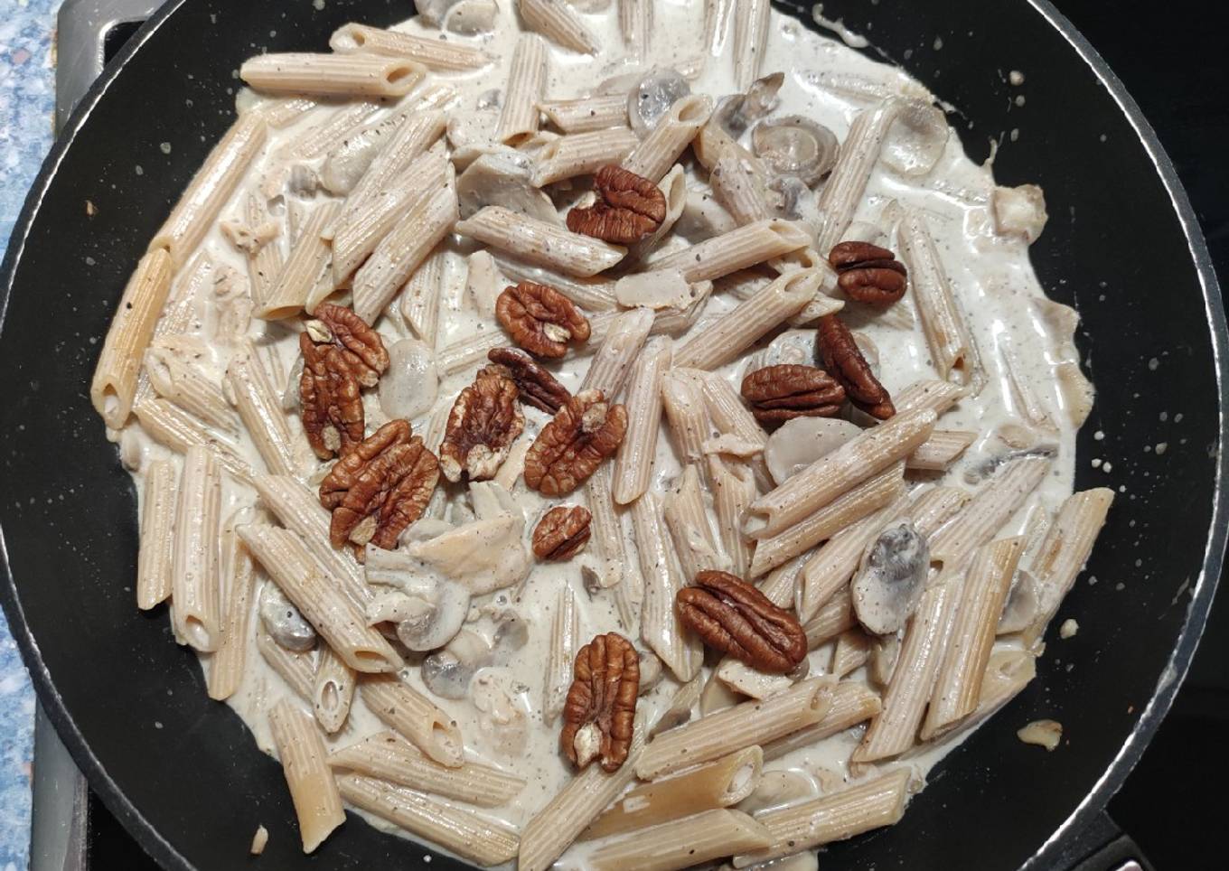 One pot pasta integral de champiñones con salsa de trufa (fácil, rápido, delicioso)