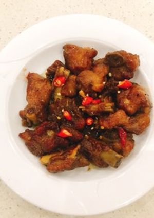 Hình của món Sườn non ram mặn ngọt.