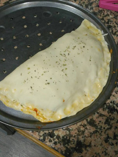 Una foto de Pizza calzone de verduras y anchoas