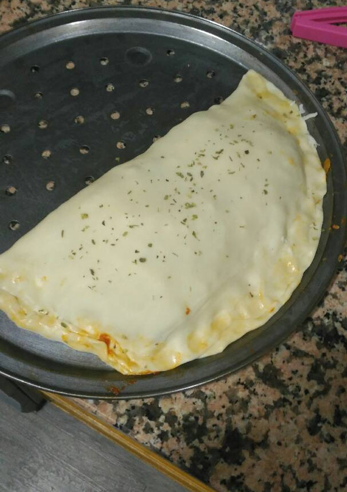 Una foto de Pizza calzone de verduras y anchoas