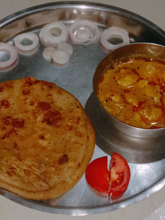 टमाटर और प्याज़ का पराठा (tamatar aur pyaz ka paratha recipe in Hindi) रेसिपी मुख्य फोटो