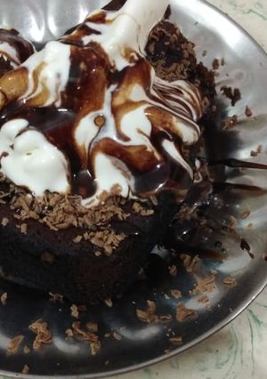 ઓરીઓ ચોકલેટ બ્રાઉની વિથ આઈસ્ક્રીમ(Oreo Chocolate Brownie With Ice-cream Recipe In Gujarati) રેસીપી મુખ્ય ફોટો