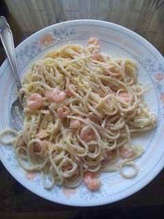 Una foto de Pasta con camarones o gambas