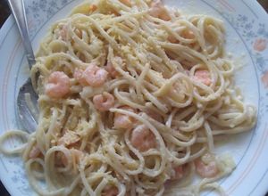 Una foto de Pasta con camarones o gambas