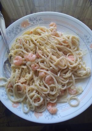 Una foto de Pasta con camarones o gambas