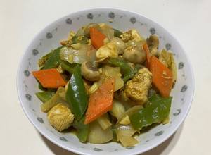 咖哩雞胸肉炒青椒🫑蘑菇 的食譜成品照片
