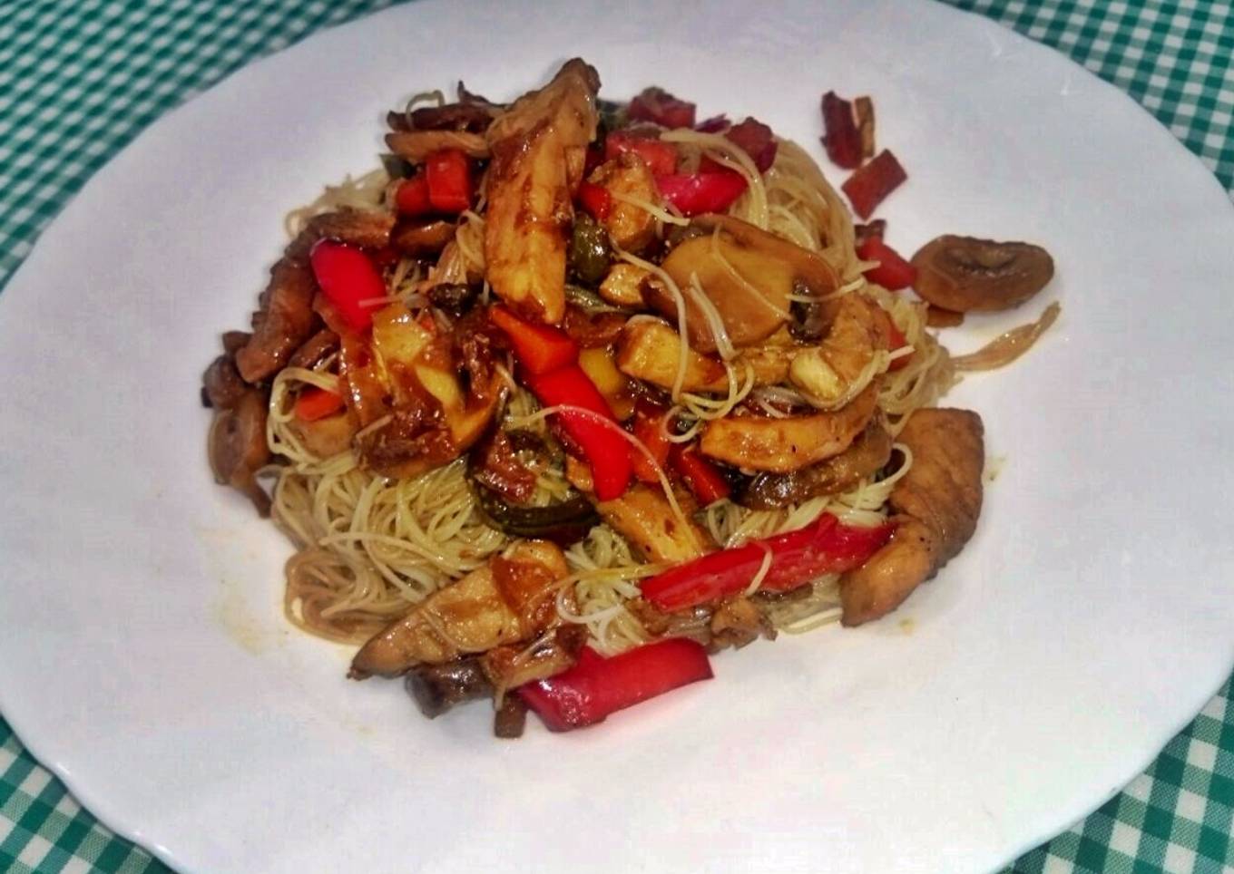 Pasta china con pechuga de pollo y salsa de soja