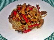 Una foto de noodles de arroz con pollo