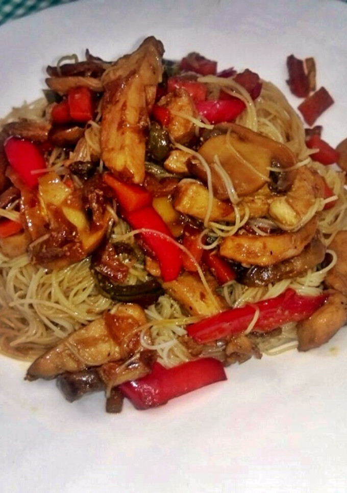 Una foto de Pasta china con pechuga de pollo y salsa de soja
