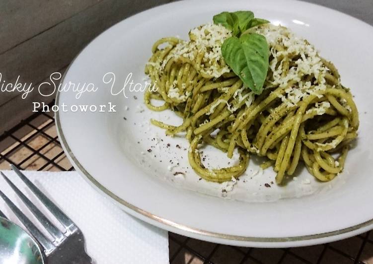 Langkah Mudah untuk Menyiapkan Almond Pesto Spaghetti (Versi Keju Cheddar), Sempurna