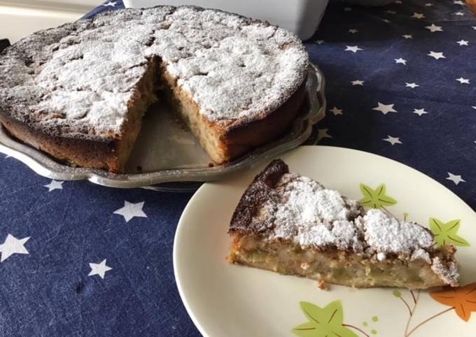 Gâteau moelleux à la rhubarbe du jardin et aux amandes