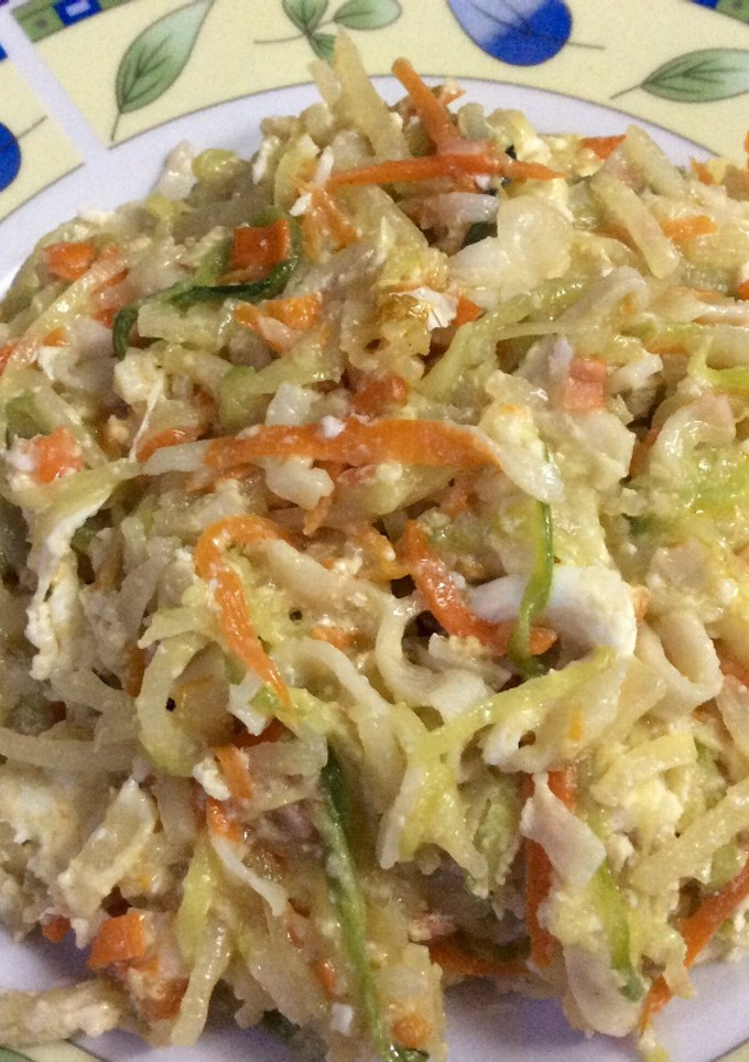 Una foto de Revuelto en juliana con cangrejo 🥕🍳🦀