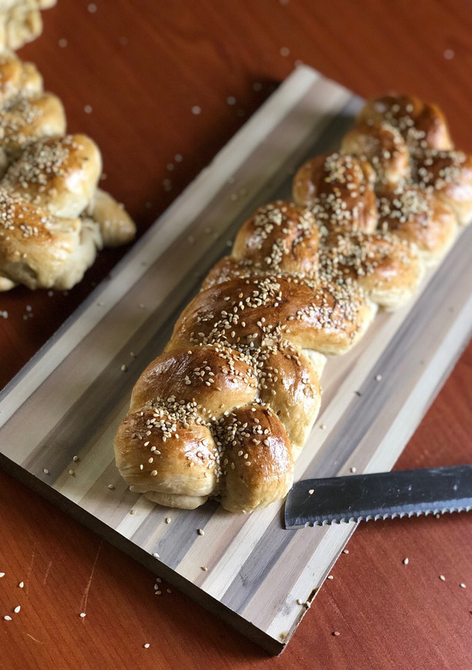 A picture of Challa bread.