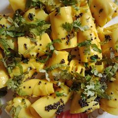 A picture of Khandvi.
