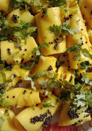 A picture of Khandvi.