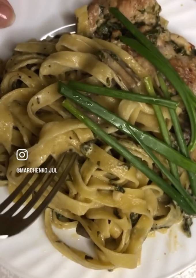 Паста з грибами, куркою, шпинатом