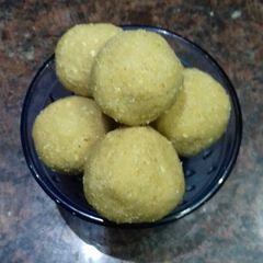 A picture of Til ke laddu.